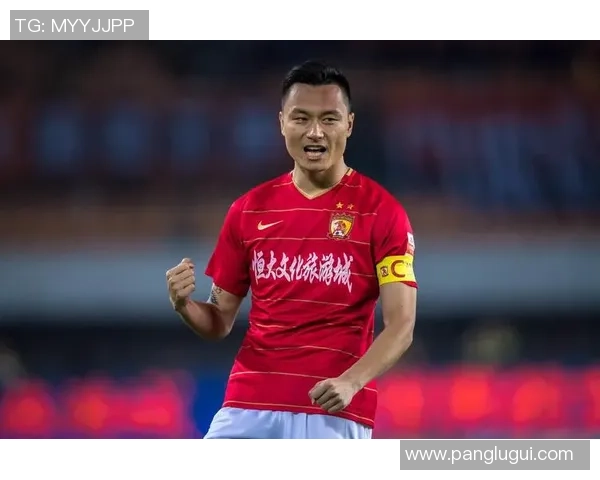 足球明星化身老人街头踢球引发热议展现真实球技与幽默魅力